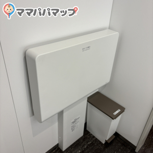 文京シビックセンター(5F 男子トイレ)のオムツ替え台情報 画像1