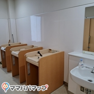 オムツ台は3台。洗面台あり。
