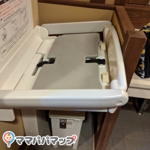 折り畳まれているのを広げると洗面にぶつかって斜めになります。