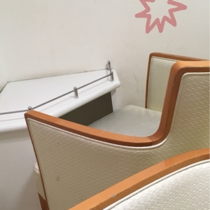 椅子と椅子の間にも仕切りとかはありません。