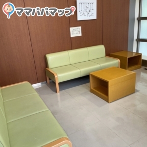 入り口ドアにかかっているプレートを反転させて授乳中である旨わかるようにします。助かりました。