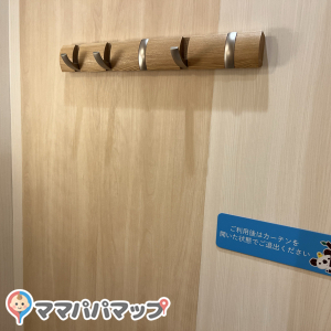 授乳室の中にはかけるところあります。