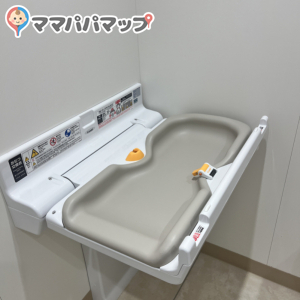 ロピア長浜店(1F)の授乳室・おむつ替え台の写真(1枚目)