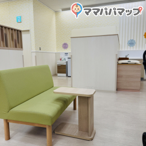 入り口右手のソファ