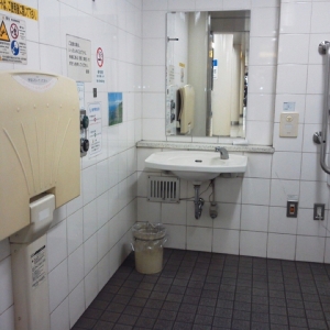 都営三田線 志村坂上駅( 多機能トイレ（池袋方面行きホーム端）)のオムツ替え台情報 画像2