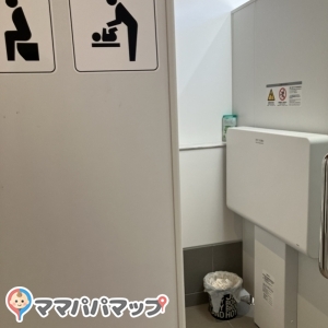 新千波湖西駐車場トイレのオムツ替え台情報 画像1