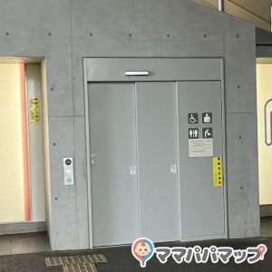 登戸駅前広場公衆トイレ(M2)のオムツ替え台情報 画像1