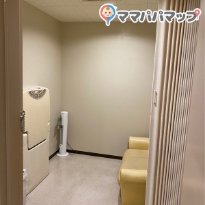 ドアを開けたら即この部屋で、アコーディオンカーテンのみの仕切り、一人が使ってたらオムツ台も使えません