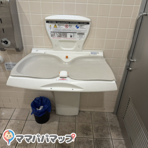 サンドラッグ 上尾春日店の授乳室・おむつ替え台の写真(1枚目)