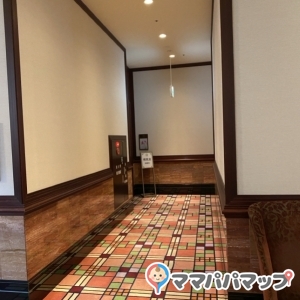 ２階エレベーターを降りて左です。