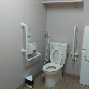 西松屋チェーン 三鷹武蔵境通り店のオムツ替え台情報 画像1