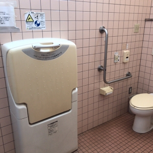 管理棟の多目的トイレにおむつ替え台があります