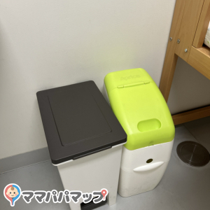おむつゴミ箱と普通のゴミ箱がありました