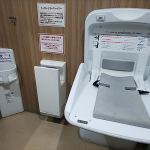 オーケーストア 北八王子店(B1)の授乳室・おむつ替え台の写真(2枚目)