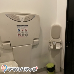 ビッグビーンズ West本店(2F)の授乳室・おむつ替え台の写真(1枚目)