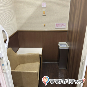 フランス屋ライブラリー横(2F)の授乳室・おむつ替え台の写真(3枚目)
