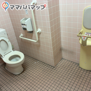 女子トイレはベビーチェア、子ども用便座もあります