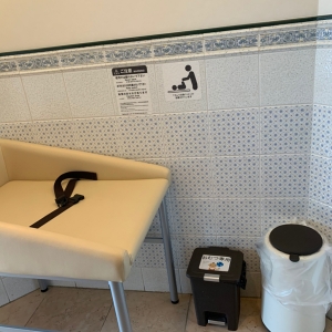 トイレに併設されています。オムツ専用ゴミ箱も用意されていました<span class="emoji emoji1f31f"></span>