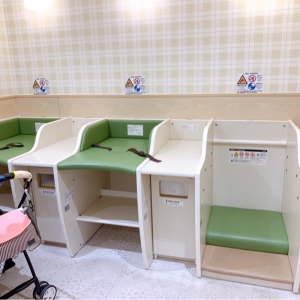 オムツ台2台、立って変えれるオムツ台1台あります。