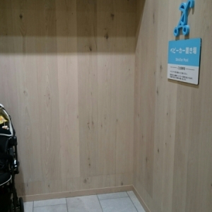 入口にベビーカー置き場ありました