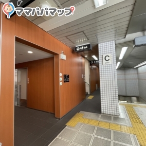 オムツ替えは、多目的トイレ内にあります。改札入って右手側です。