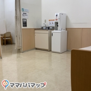 2023年1月現在 ミルク用のお湯が設置されてました！以前はなかったのでららぽーとやイオンの授乳室を利用してましたが、ここは平日はほぼ貸切で使用できるしお湯があるなら緊急の時行きやすいです。オムツ台4台、ミルクルームは2席、他ソファベンチが2つあります。
