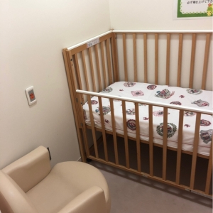 授乳室にベビーベッド２台、ソファ２脚、カーテンで仕切りがあるので安心して過ごせました。
