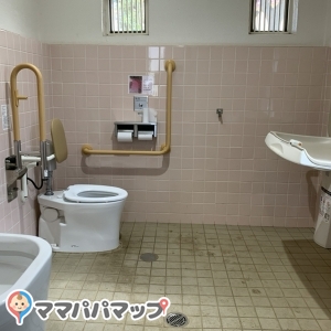 公園内の多目的トイレ　おむつ交換台あり