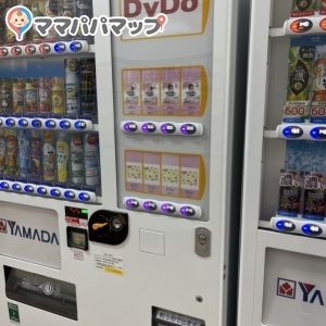 出口を出たところに、オムツも売ってます