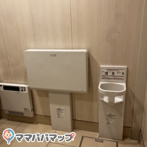 ツルハドラッグ恵み野西店の授乳室・おむつ替え台の写真(1枚目)