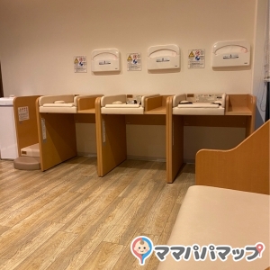 おむつはビニールに入れないでそのまま捨てれるタイプ。使い捨てシート完備。