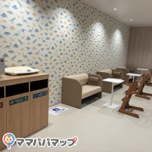 電子レンジもあり、離乳食をあげるスペースがあります