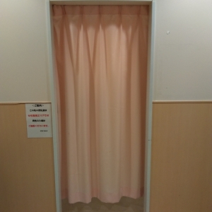 カーテンの奥、授乳室