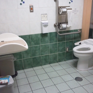 サンシャインシティ B1 女子トイレ(1F)のオムツ替え台情報 画像4