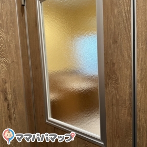 授乳室になぜか窓がついていて中からも外からも姿が確認できるようになっていて、さすがに嫌でした。。