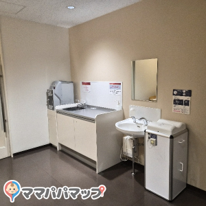 赤れんがテラス2F(2F)の授乳室・おむつ替え台の写真(2枚目)