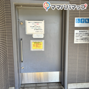 水元公園　野外ステージ横　屋外トイレの授乳室・おむつ替え台の写真(3枚目)