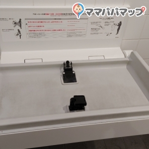 ジーユー豊川正岡店(1F)のオムツ替え台情報 画像2