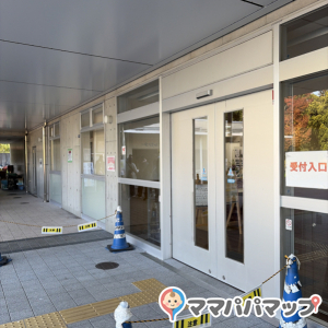 手前の受付で声をかけて、奥の救護室のカギを開けてもらいます