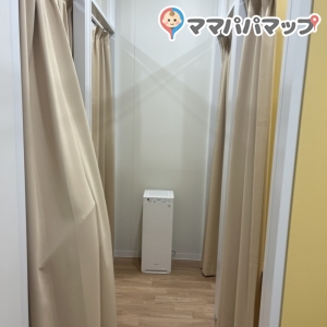 ベビーカーを置くと、カーテン飛び出す