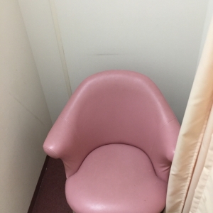 授乳室の中にカーテンで仕切る部屋が2つ