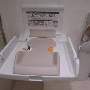 コープみらい府中車返店のオムツ替え台情報 画像1