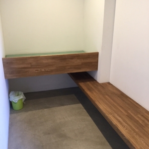 おむつ台と授乳ベンチは一つの個室に