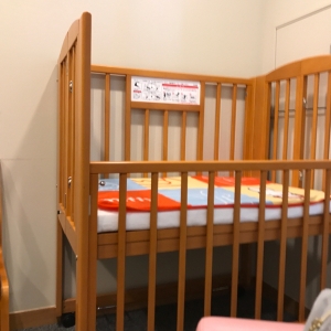 柵がついたベビーベッドもあります