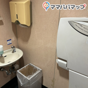 女子トイレ、入って右側の個室