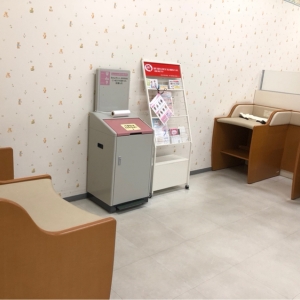 オムツ交換代も広々。オムツゴミ箱もあります。