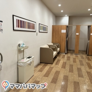 授乳室は2つ、カーテンで仕切られていました。ソファーのところまでは付き添いの方も入って来れます。オムツのゴミ袋、ゴミ箱もありました。