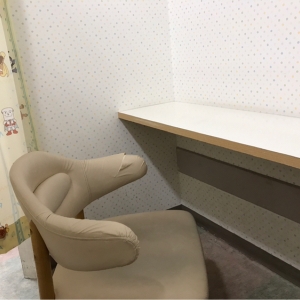 授乳室内には椅子が２つあります。