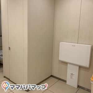 タワー2階のフードコート側にあるトイレにオムツ替え台とオムツ用のゴミ箱があります。キレイで広々してて使いやすかったです。