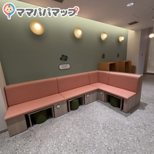 待ち合い、子ども用の椅子あり